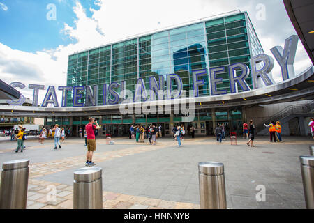 -NEW YORK 6. Juni 2014: Stadtansicht außerhalb der Staten Island Ferry Terminalgebäude in der Innenstadt von Manhattan mit Menschen sichtbar. Stockfoto