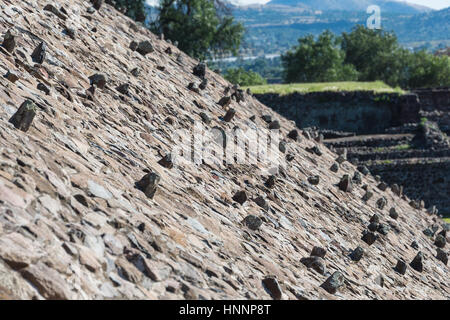 Felsen ragen auf der Piste der Pyramide der Sonne in San Joan Teotihuacan, in der Nähe von Mexiko-Stadt in Mexiko. Stockfoto