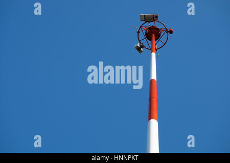 Getriebe, Antenne, Radio Turm Pol am strahlend blauen Himmelshintergrund Stockfoto