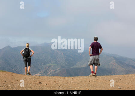 Hoch wandern oben über zwei Häfen auf dem Trans-Catalina Island trail Stockfoto