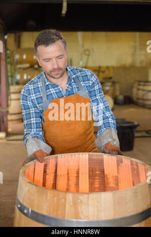 Holzfässern Produktion Cooper mit Hammer und Werkzeuge in Werkstatt Stockfoto