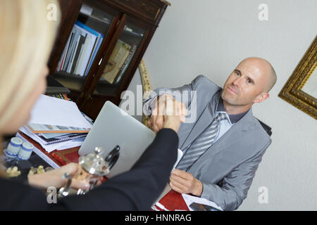 Business Partner Handshake nach Verhandlungen und Vertragsunterzeichnung Stockfoto