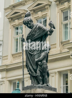 Die Skulptur eines jungen und ein Mann mit einer Taube auf den Kopf und arm Stockfoto