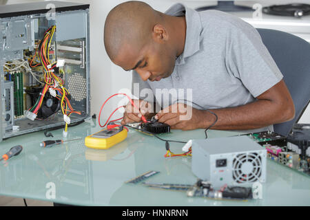 Mann Reparatur computer Stockfoto