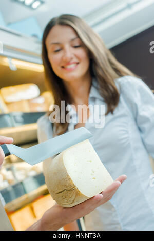 Frau für Käse-Beratung Stockfoto