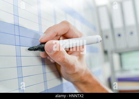 Schrift auf der Wand Dauerkalender Stockfoto