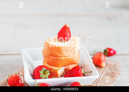 Roll-Kuchen und Erdbeeren auf den Tisch. Stockfoto