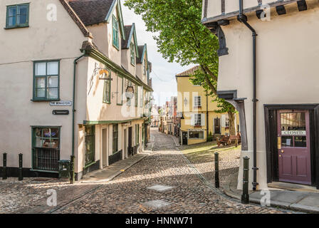 Elm Hill in Norwich, eine historische gepflasterte Gasse in Norwich, Norfolk mit vielen Gebäuden aus der Tudor-Zeit Stockfoto