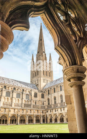 Die Kathedrale von Norwich ist eine Kathedrale der Kirche von England in Norwich, Norfolk, England, die der Heiligen und ungeteilten Dreifaltigkeit gewidmet ist Stockfoto