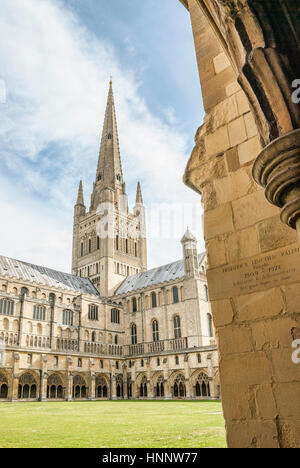 Die Kathedrale von Norwich ist eine Kathedrale der Kirche von England in Norwich, Norfolk, England, die der Heiligen und ungeteilten Dreifaltigkeit gewidmet ist Stockfoto