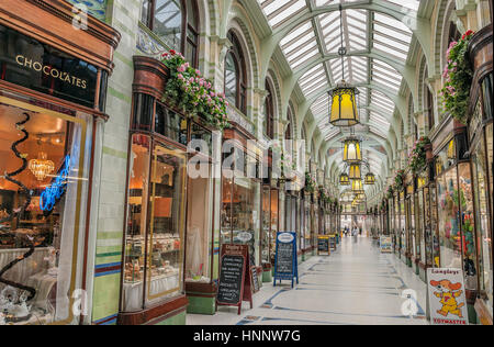 Norwich Royal Arcade, die vom Marktplatz in Richtung Schloss verläuft und wurde 1899 vom Architekten George Skipper, Norwich, Norfolk, entworfen Stockfoto