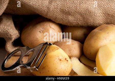 Kartoffeln außerhalb meschotschek jute Stockfoto