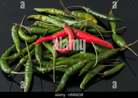 grüne Chilischoten und rot Stockfoto