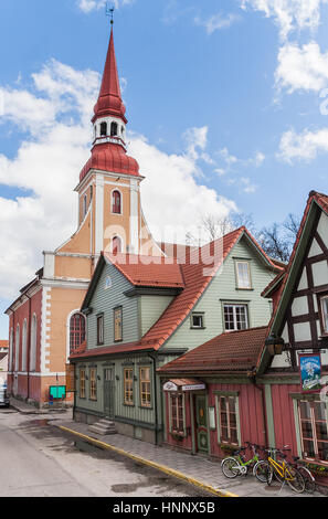 Alte Kirche und Häuser in zentralen Pärnu, Estland. Stockfoto