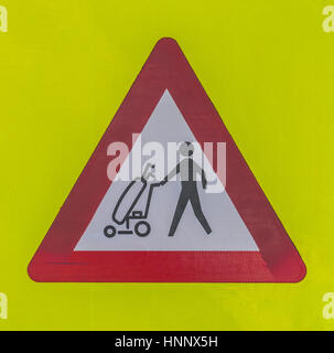 Verkehrszeichen Achtung für das Überschreiten der Golfer. Stockfoto