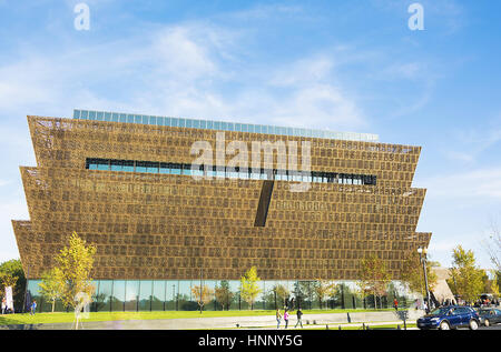 Washington DC, USA - Oktober 2016 - Hauptansicht Eintrag Baldachin des Smithsonian National Museum of African American History und Kultur NMAAHC, die sich öffnen Stockfoto