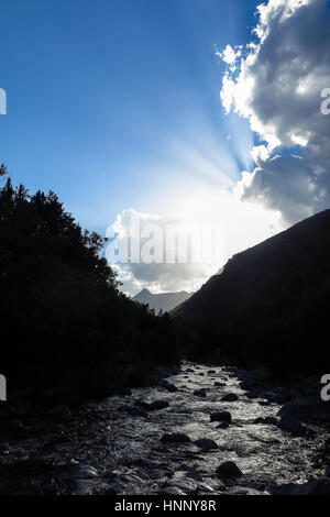 Sant Nicolau Fluss im Aigüestortes Nationalpark in den katalanischen Pyrenäen, Spanien. Der Hauptkamm der Pyrenäen bildet eine Kluft zwischen Frankreich und Stockfoto