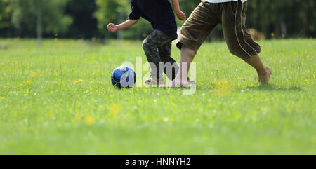 Eltern und Kinder Fußball spielen Stockfoto