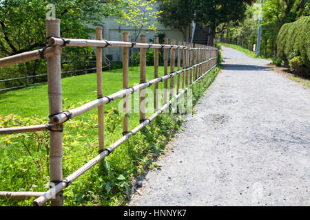 Bambuszaun ist Boden Weg im Land der kleinen japanischen Dorf. Japan Stockfoto