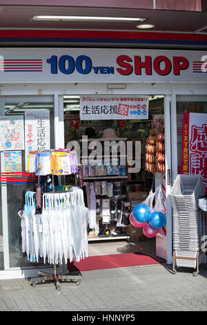 KAMAKURA, JAPAN - ca. APR 2013: 100 Yen Shop ist in Straßen der Stadt Kamakura. Kamakura ist eine kleine Stadt in der Präfektur Kanagawa. Der kleine Laden mit Stockfoto