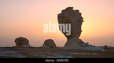 Sonnenauf- und Sandstorn in Ägypten Weiße Wüste neben Oase Baharia Stockfoto