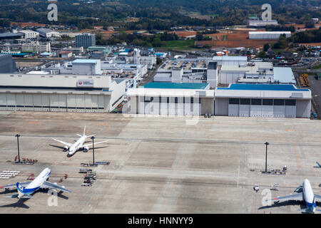 NARITA, JAPAN - ca. April 2013: Draufsicht auf Start-und Landebahn mit Flugzeugen des Narita International Airport. Narita Flughafen ist der vorherrschende. Es Stockfoto