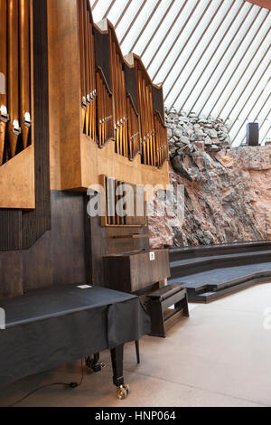 HELSINKI, Finnland - CIRCA SEP, 2016: Die Orgel ist in der Nähe von Steinmauer in der finnischen Kirche Temppeliaukio. Der Tempel ist in den Fels gehauen. Stockfoto