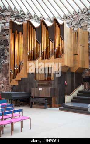 HELSINKI, Finnland - CIRCA SEP, 2016: Große Orgel ist im Inneren des Temppeliaukio. Die Temppeliaukio lutherische Kirche. Der Tempel ist in th geschnitzt. Stockfoto