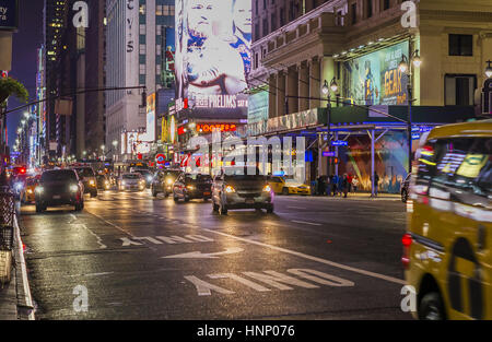 New York, USA, November 2016: Nachtszene vor Madison Square Garden, 7th Avenue in New York Stockfoto