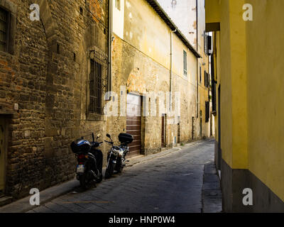 Motorräder geparkt in schmalen Gasse in Florenz, Toskana, Italien. Stockfoto