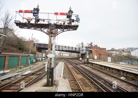 Semaphore Signale an Hastings Eisenbahn Atation. Sie sind einige der letzten im Land Stockfoto