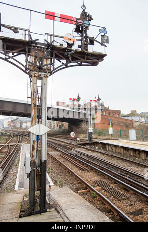 Semaphore Signale an Hastings Eisenbahn Atation. Sie sind einige der letzten im Land Stockfoto