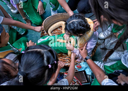 Umgang mit Schlangen bei Kindern. Schulkinder auf einer wissenschaftlichen Natur Entdeckung Tage Ausflug Umgang mit einer großen Python-Schlange. Thailand, Südostasien Stockfoto