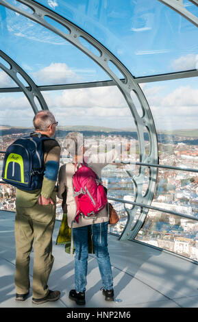 Besucher genießen die Aussicht vom aufsteigenden Pod oder Kabine der British Airways i360 Beobachtung Turm an Brighton Seafront.  Blick nach Norden. Stockfoto