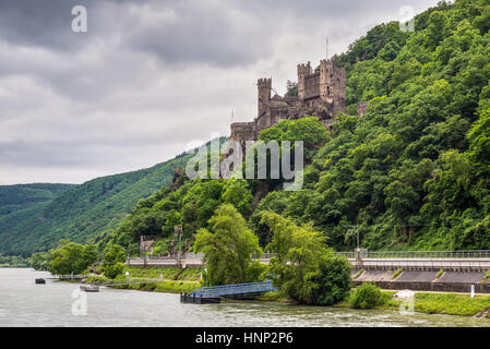 Trechtingshausen, Deutschland - 23. Mai 2016: Rheinstein Burg bei bewölktem Wetter auf die Rheinschlucht in der Nähe von Trechtingshausen, Rheintal, Rheinland-Palat Stockfoto