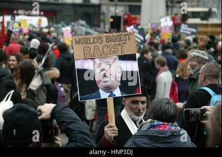 Demonstrant mit Welt größte Rassist Anti-Trump Schild auf dem Stand bis zu Rassismus Protest in London Stockfoto