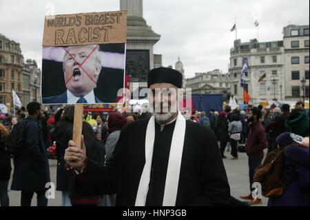 Demonstrant mit Welt größte Rassist Anti-Trump Schild auf dem Stand bis zu Rassismus Protest in London Stockfoto