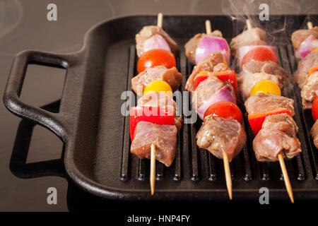 Frische Türkei Fleischspieße mit Cherry-Tomaten, Paprika und Zwiebel Kochen auf Grillpfanne Stockfoto