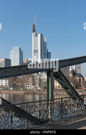 Blick auf die Skyline von Frankfurt Am Main und Eiserner Steg bridge.jpg Stockfoto