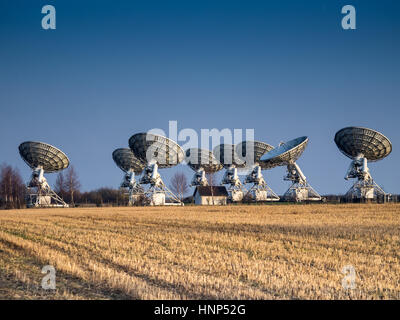 Mehreren Radioteleskopen, Bestandteil des Radio Astronomy Observatory Bogenminute Microkelvin Imager große Auswahl nr Cambridge. Stockfoto