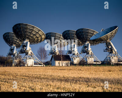 Mehreren Radioteleskopen, Bestandteil des Radio Astronomy Observatory Bogenminute Microkelvin Imager große Auswahl nr Cambridge. Stockfoto