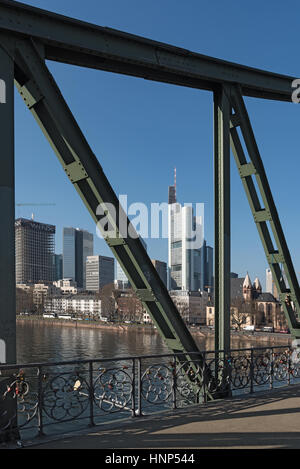 Blick auf die Skyline von Frankfurt Am Main und Eiserner Steg bridge.jpg Stockfoto