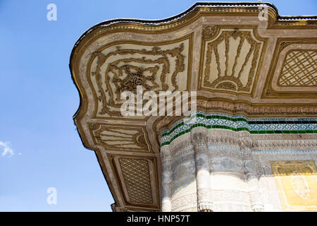 Nahaufnahme der Details des Sultan Brunnen von Ahmed III. Es befindet sich in einer türkischen Rokoko Struktur auf dem großen Platz vor dem kaiserlichen Tor Stockfoto