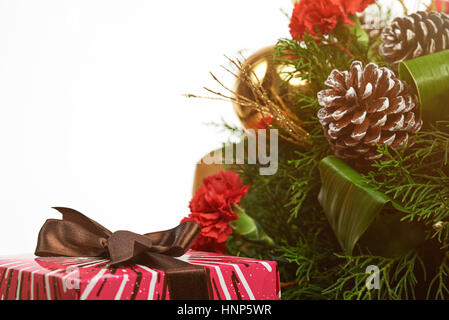 Roten Geschenkbox mit Schleife und Weihnachten Dekoration isoliert auf weißem Hintergrund Stockfoto