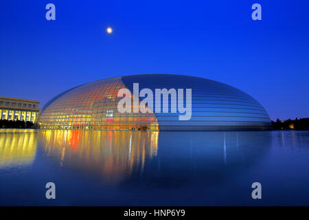 Nachtansicht des National Grand Theatre in Peking Stockfoto