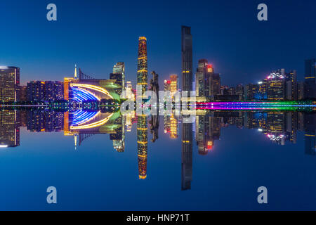 Nachtansicht von Guangzhou Stadt Gebäude und den Asienspielen Locations, China Stockfoto