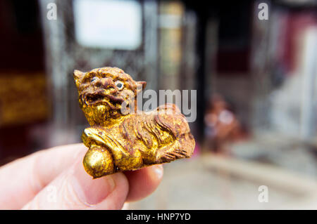 Kleine hölzerne Tempel Wächter Figur gehalten außerhalb Goddess of Mercy Temple, Georgetown, Penang, Malaysia Stockfoto