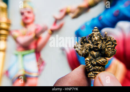 Miniatur Metall Ganesha Figur gehalten vor Sri Maha Mariamman Temple, Georgetown, Penang, Malaysia Stockfoto