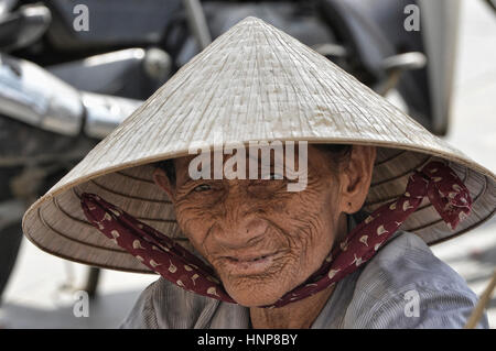 Porträt von einem alten Lieferanten, Hoi an, Vietnam Stockfoto