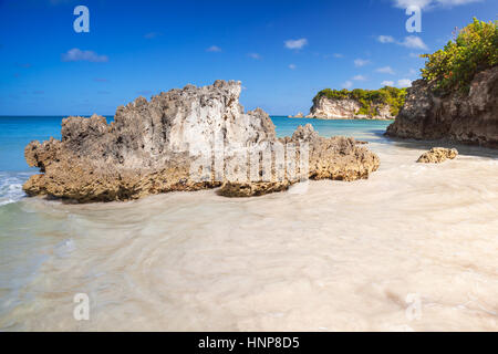 Küstenfelsen und Sand von Macao Beach, touristische Resort der Insel Hispaniola Dominikanische Republik Stockfoto
